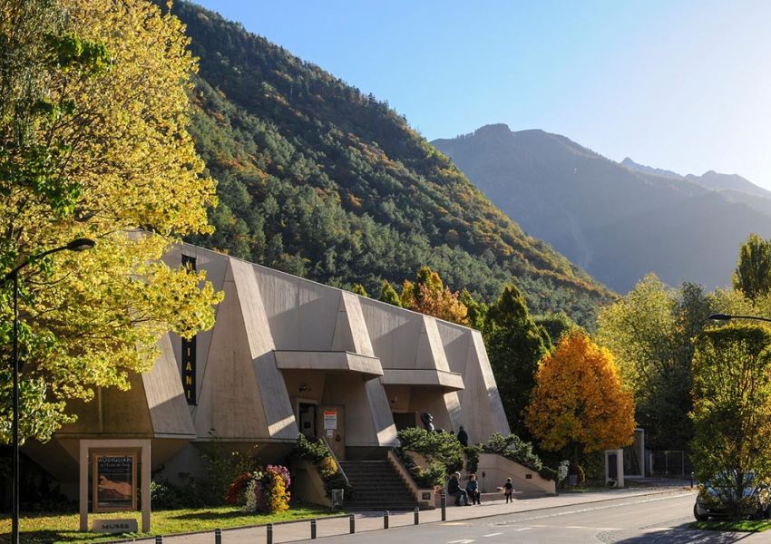 fondation-leonard-logo-mecenat-blanc-fondation-pierre-gianadda-leonard-concerts-expositions-festivals-visites-musees-peintures-sculptures-billetterie-martigny-valais-suisse